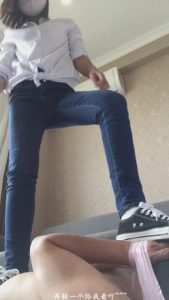 可爱校园美女小帆布鞋白棉袜美脚踢踩贱男友
