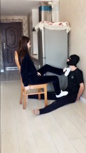 【Bloody Girl 出品】运动风女神严惩楼道蹲点男