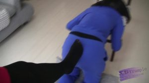 女女！母狗跪坐搂椅子被暴菊踢屁股，踹下体！踩头羞辱