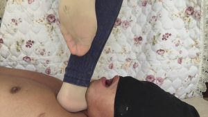 美女坡跟鞋踩软腹全程语言 脚煽脸 全体重跺踩正脸