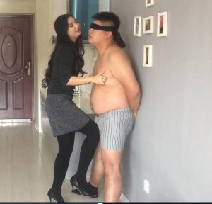 彤彤黑色小高跟踢打男奴