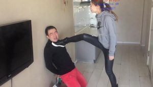 美女莹莹再次爆蛋惩罚路边猥琐大叔
