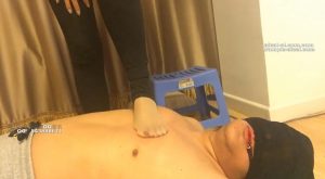 女特务活活踩死男间谍 踩吐血而亡~ 踩脚裤白棉袜真是呈现