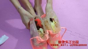 雨靴内踩蛋糕喂食味觉的享受