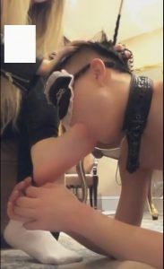 双子姬找上门的小贱货踩踏舔脚圣水
