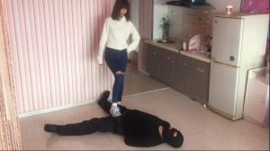长腿女神逆袭持刀劫匪