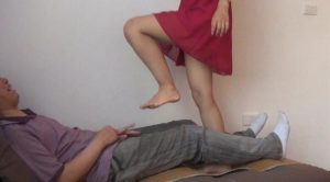 站裆上跳舞乱踩