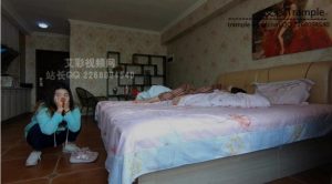 【超级女M】绝对劲爆隐藏针孔偷拍 偷舔学姐的玉足-97LZTD-1353