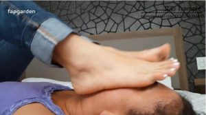 【超清新片推荐】性感女主人调教母狗舔脚