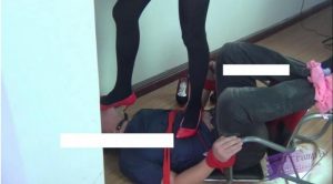 俩警花高跟黑丝袜虐踩囚犯