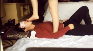 定制系列 闻妹妹袜子被发现后被万万狠虐-97LZTD-71660