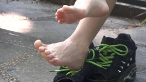 漂亮的姑娘大方展示美足