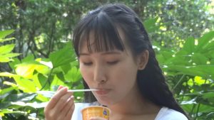 漂亮的姑娘大方展示美足