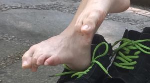 漂亮的姑娘大方展示美足