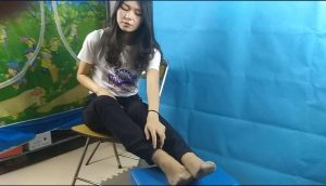 漂亮大三妹子尽情展示肉色短丝袜脚
