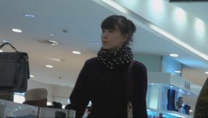 商场遇空姐，厚重冬靴下竟是一双雪白裸足