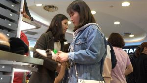妹子脱袜上瘾，试几双鞋来来回回上演脱袜穿袜十来次
