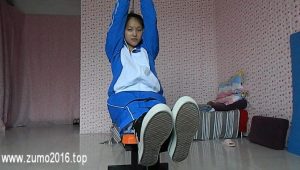 妹子的脚被舔的好痒，表情非常痛苦
