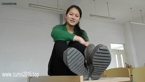 小青教师裸足叼香肠