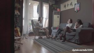 KM三位白领喝醉酒被入室玩丝袜玉足-97LZTD-117