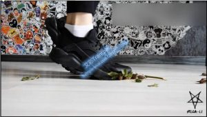 Helga Li 女神白袜运动鞋踩虫子-97LZTD-150