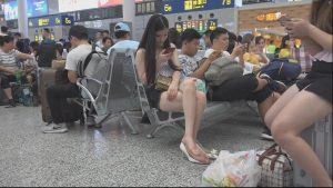 一双美足束缚在高跟鞋中百般不适，用尽各种姿势挣脱放飞-97LZTD-1900