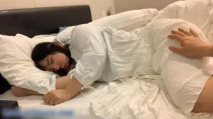 品尝17岁网瘾少女熟睡后的35码可爱棉袜小脚-97LZTD-2052