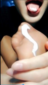 《全网独家小丝cc》吃瓶子黑丝肉丝+裸足-97LZTD-2830