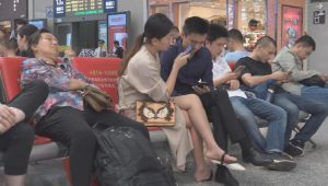 同款皮凉拖玩鞋比拼：没见过穿这种鞋还能不露脚的女人-97LZTD-3138