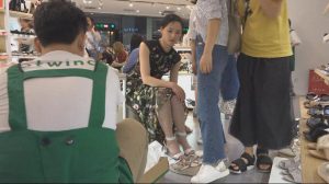 漂亮阳光的大学女生在你面前多次脱下露趾高跟-97LZTD-1170