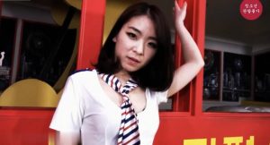 韩国女神-巴士上的乘务员竟然勾引乘客舔她的脚-97LZTD-1511