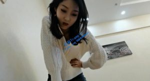 极美双闺蜜狂踢狠踩