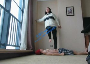 【00后T女主】全体重践踏D女主秀玉足！