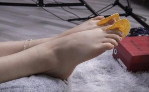 【南国足艺】舞蹈美女宝儿灵活的脚趾夹薯片-97LZTD-1917792
