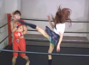 高中女子散打的陪练,猛龙摆尾!! 踢,踹很用力! 真功夫