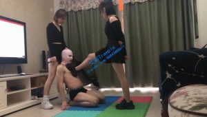 双人运动鞋踢踹下贱男奴
