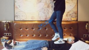 【篮球女生】牛仔裤贝壳头在毯子身上练习跳高