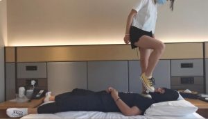 【小彤帆布鞋系列】长腿小彤玩弄毯子哥哥