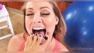 Kayla练瑜伽时脚受伤，私教为息事宁人给Kayla包扎脚趾并把脚舔干净