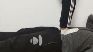 高一妹妹白色短袜踩哥哥第二弹