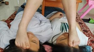 【00后校园小仙女】脚踩两个贱母狗