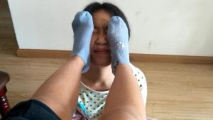 【00后校园】舔妹妹袜子脚吃鞋里踩碎的面包