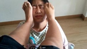 【00后校园】舔妹妹袜子脚吃鞋里踩碎的面包