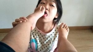 【00后校园】舔妹妹袜子脚吃鞋里踩碎的面包