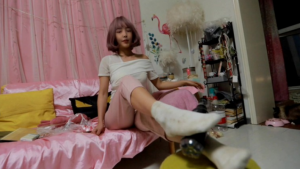 [芊芊]脏白袜脚玩瓶子狠狠踩