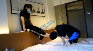 高大女主系列之舔脚