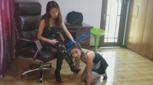 【女人何苦为难女人】舔鞋、狗链、锁铐、鞭打-97LZTD-1919369