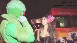 cosplay活动人形地毯，邀请几十位美女角色踩踏自己玩拍照-97LZTD-1920083