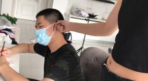 妈妈全力揪耳朵骂儿子