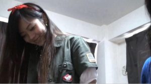 D-08两位女学生帆布鞋坡跟鞋踩踏多种食物 R-20080824
